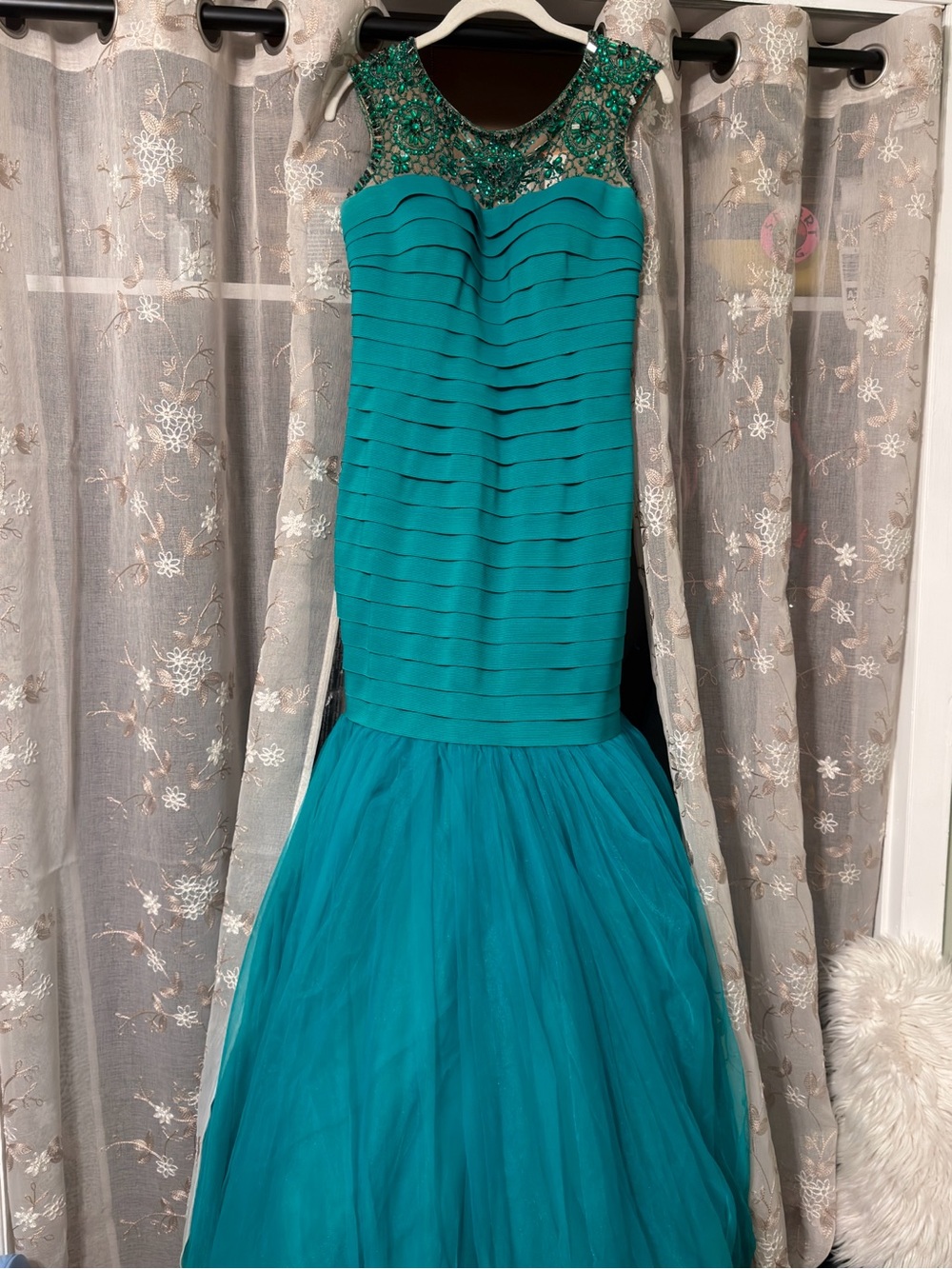 Elegant emerald green Mermaid Evening Dress with Beaded Yoke